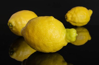 Siyah cam üzerinde izole taze sarı limon