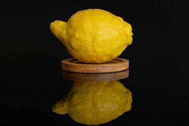 Siyah cam üzerinde izole taze sarı limon