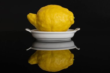 Siyah cam üzerinde izole taze sarı limon
