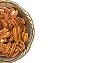 Beyaz üzerinde izole taze pekan somun