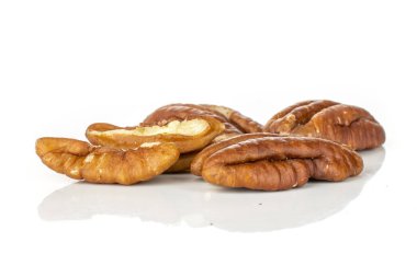 Beyaz üzerinde izole taze pekan somun