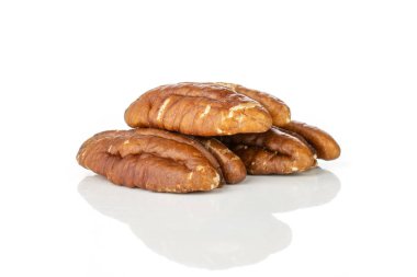 Beyaz üzerinde izole taze pekan somun