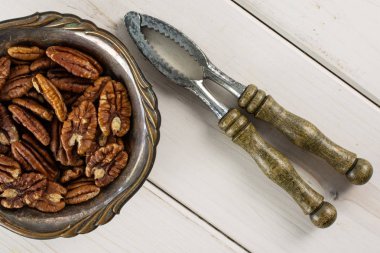 Gri ahşap üzerinde taze pekan somun