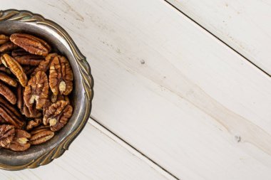 Gri ahşap üzerinde taze pekan somun