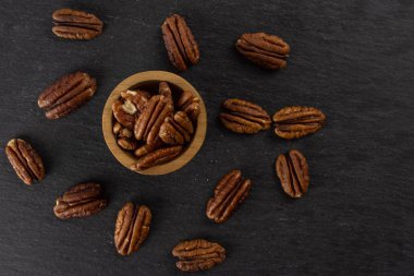 Gri taş üzerinde taze pekan somun