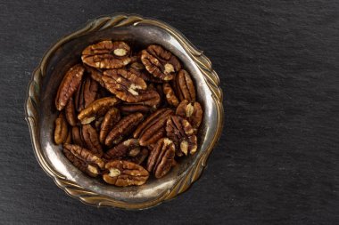 Gri taş üzerinde taze pekan somun