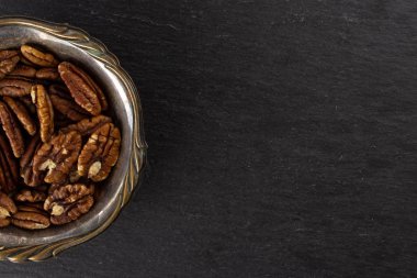 Gri taş üzerinde taze pekan somun