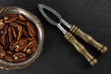 Gri taş üzerinde taze pekan somun