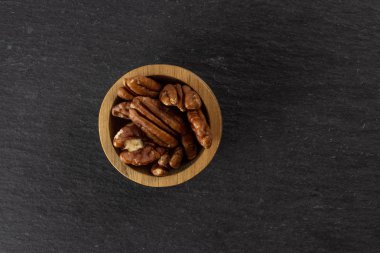 Gri taş üzerinde taze pekan somun