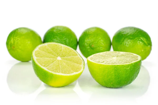 Lima verde fresco aislado en blanco — Stockfoto