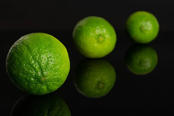 Cal verde fresca aislada en vidrio negro — Foto de Stock