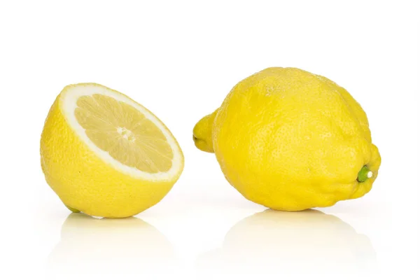 Свежий желтый лимон изолирован на белом — стоковое фото