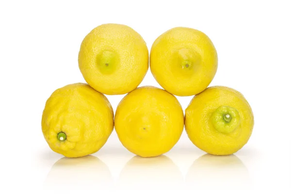 Свіжий жовтий лимон ізольований на білому — стокове фото
