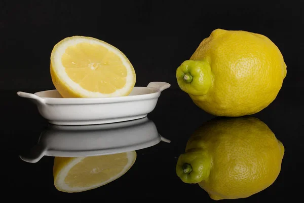Lemon kuning segar diisolasi pada kaca hitam — Stok Foto