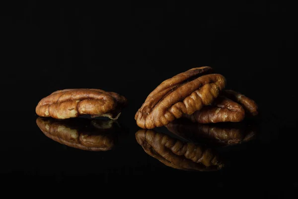 Свежий орех ореха ореха орех изолирован на черном стекле — стоковое фото