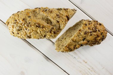 Gri ahşap üzerinde taze tahıl baget