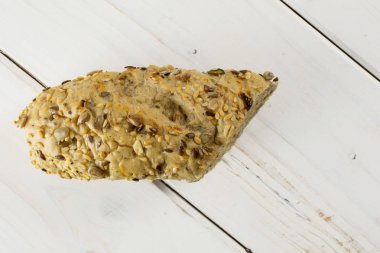 Gri ahşap üzerinde taze tahıl baget