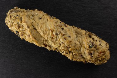 Gri taş üzerinde taze tahıl baget