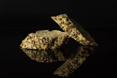 Siyah cam üzerinde izole taze tahıl baget