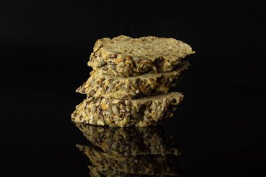 Siyah cam üzerinde izole taze tahıl baget