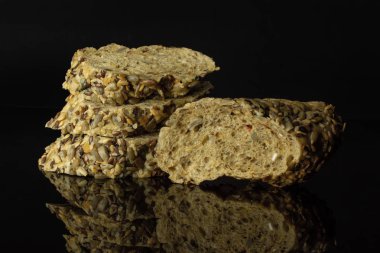 Siyah cam üzerinde izole taze tahıl baget