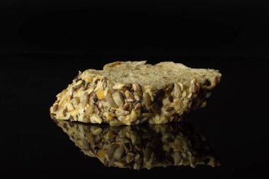 Siyah cam üzerinde izole taze tahıl baget