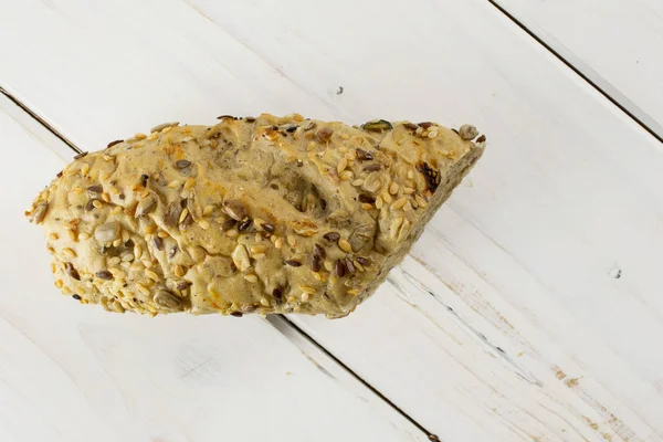 Gri ahşap üzerinde taze tahıl baget