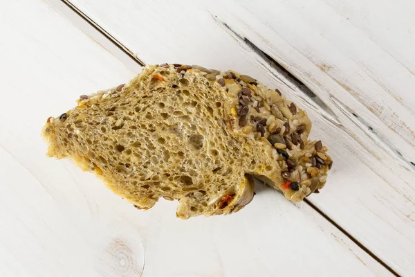 Gri ahşap üzerinde taze tahıl baget