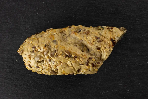 Gri taş üzerinde taze tahıl baget