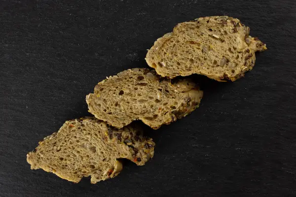 Gri taş üzerinde taze tahıl baget