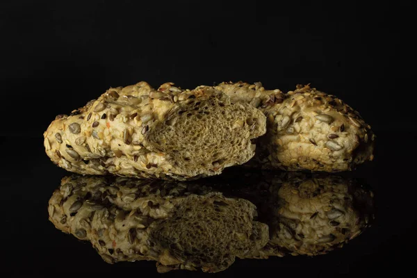 Siyah cam üzerinde izole taze tahıl baget