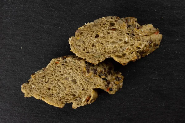 Gri taş üzerinde taze tahıl baget