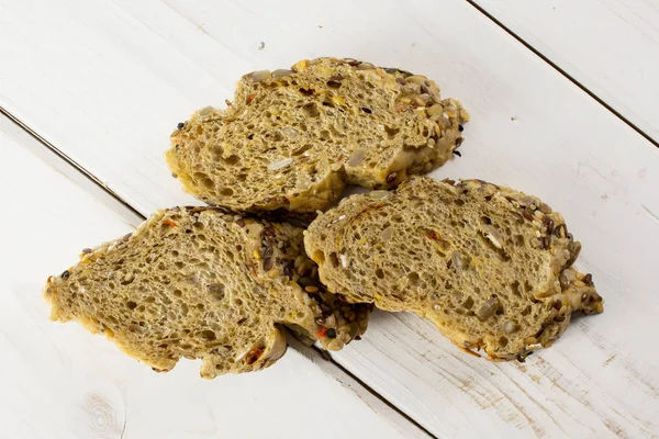 Gri ahşap üzerinde taze tahıl baget