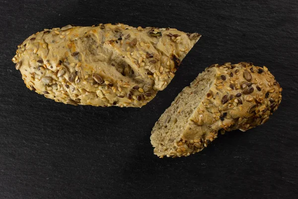 Gri taş üzerinde taze tahıl baget