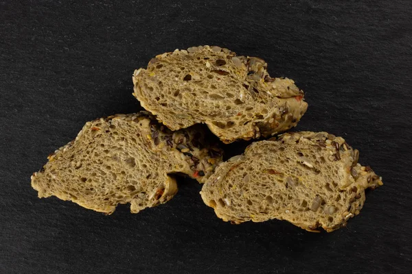 Bagietka ze świeżych zbóż na szarym kamieniu — Zdjęcie stockowe