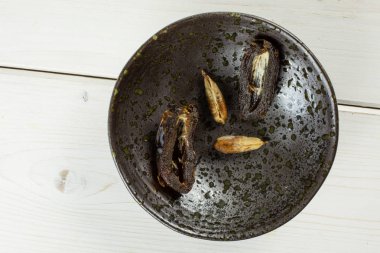 Gri ahşap üzerinde kurutulmuş hurmalı medjool