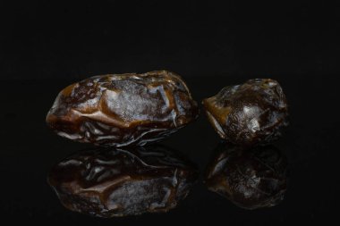 Kurutulmuş tarih medjool siyah cam izole