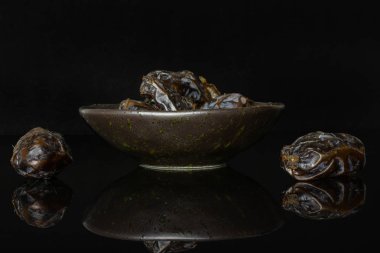 Kurutulmuş tarih medjool siyah cam izole