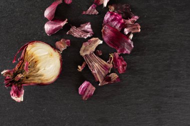 Gri taştan bayat kırmızı soğan