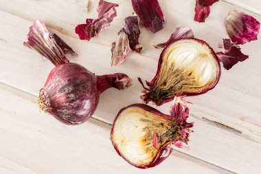 Gri ahşap üzerinde bayat kırmızı soğan