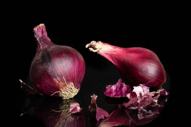 Siyah cam üzerine izole bayat kırmızı soğan