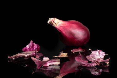 Siyah cam üzerine izole bayat kırmızı soğan