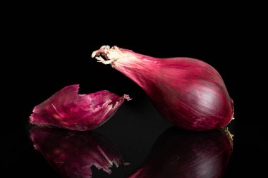Siyah cam üzerine izole bayat kırmızı soğan