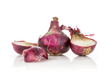 Bayat kırmızı soğan beyaz izole