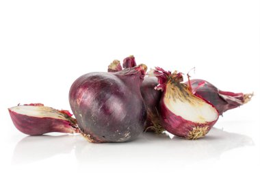 Bayat kırmızı soğan beyaz izole