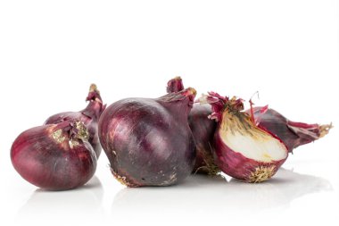 Bayat kırmızı soğan beyaz izole