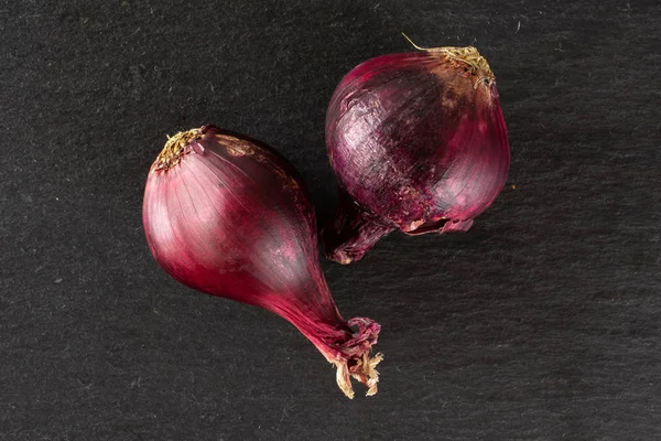 Cebolla roja rancia sobre piedra gris — Foto de Stock