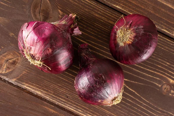 Cebolla roja rancia sobre madera marrón — Foto de Stock