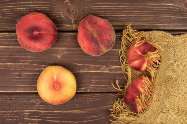 Kahverengi ahşap taze paraguay şeftali