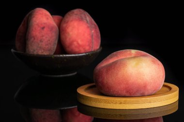 Taze paraguay şeftali siyah cam izole